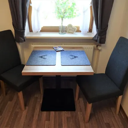 Gruesser In Apartment *