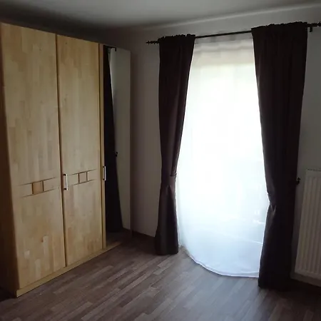Gruesser In Apartment
